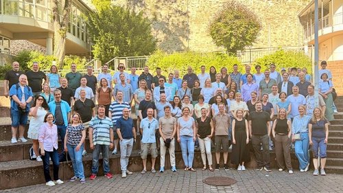 Gruppenfoto des Abijahrgangs 1996 in 2026